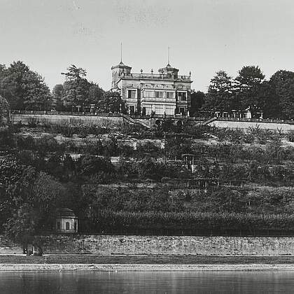 Dresden-Loschwitz, Bautzner Stra&szlig;e 132. Villa Stockhausen (Lingnerschloss). Elbseite von S&uuml;dwesten