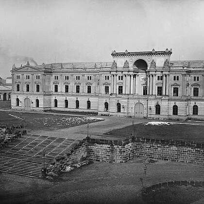 Dresden-Albertstadt. Arsenalanlage. Arsenalhauptgeb&auml;ude (1873/1879, H. Nicolai, Niess, G. Rumpel). S&uuml;dseite mit Freitreppe, vor 1900