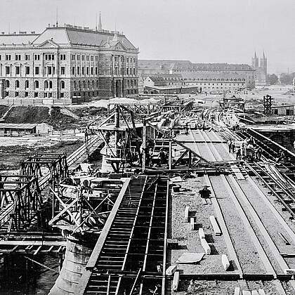 Bau der Carolabr&uuml;cke, 1895. Blick nach der Neustadt auf das Geb&auml;ude der alten Kavalleriekaserne