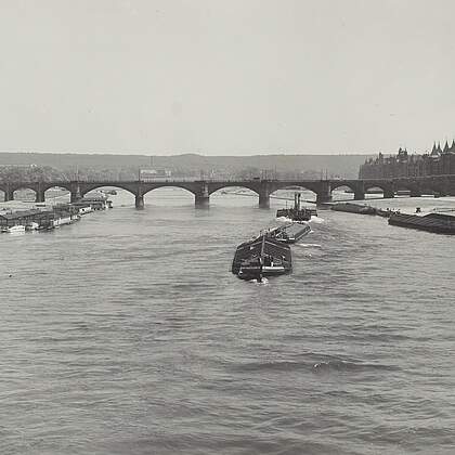 Blick von der Carolabr&uuml;cke auf die Albertbr&uuml;cke mit Flusschwimmbad und Frachtk&auml;hnen und Dampfschiffen