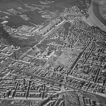 Dresden-Neustadt. Nord&ouml;stlicher Teil mit Hechtviertel, Albertstadt und Antonstadt. Luftbild-Schr&auml;gaufnahme von Westen