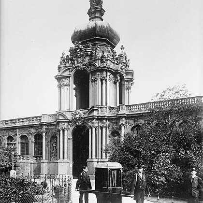 Zwinger, Chaisentr&auml;ger im Zwingerhof mit Kronentor, vor 1914