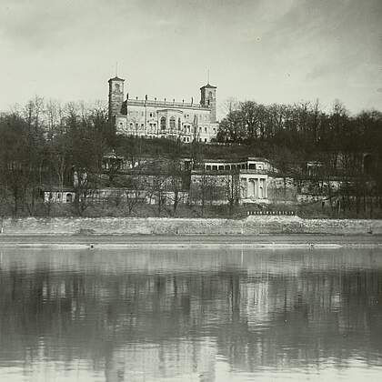 Schloss Albrechtsberg. Ansicht &uuml;ber die Elbe, um 1930