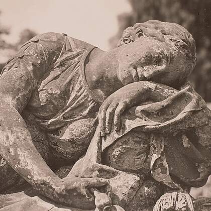 Alter Katholischer Friedhof, Grabmal f&uuml;r die zwei Frauen Franz Pettrichs, Detail
