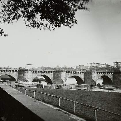 Alte Augustusbr&uuml;cke (1727/1731; M. D. P&ouml;ppelmann, J. G. Fehre). Ansicht von Nordwest