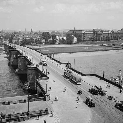 Blick vom Turm der Katholischen Hofkirche &uuml;ber die Augustusbr&uuml;cke zur Neustadt, 1929