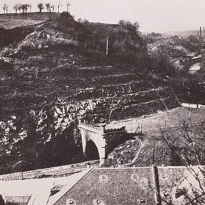Der Tunnel der Albertbahn. Rechts Forsthaus und Grundstra&szlig;e am rechten Wei&szlig;eritzufer