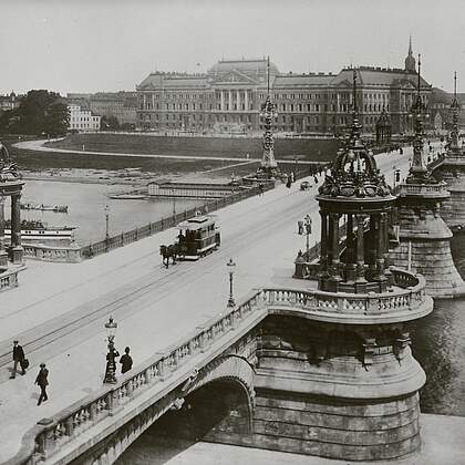 Carolabr&uuml;cke (1892-1895; H. Klette, C. Manck). Blick vom linken (Altst&auml;dter) Ufer &uuml;ber die Elbe nach Nordnordwest gegen das Finanzministerium