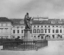 Hotel Bellevue mit Denkmal Carl Maria von Webers