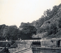 Dresden-Plauen. Plauenscher Grund. Alte Straßenbrücke und Weißeritzwehr an der Gaststätte "Forsthaus"