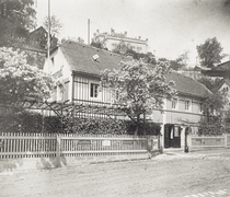 Schankwirtschaft "Zum Kamerad" mit Einfriedung. Blick von der mit Stampferde befestigten Grundstra&szlig;e zur Bergstation der Standseilbahn, um 1910