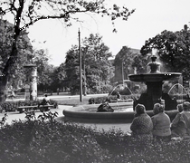 Brunnen mit wasserspeienden Eidechsen, um 1925