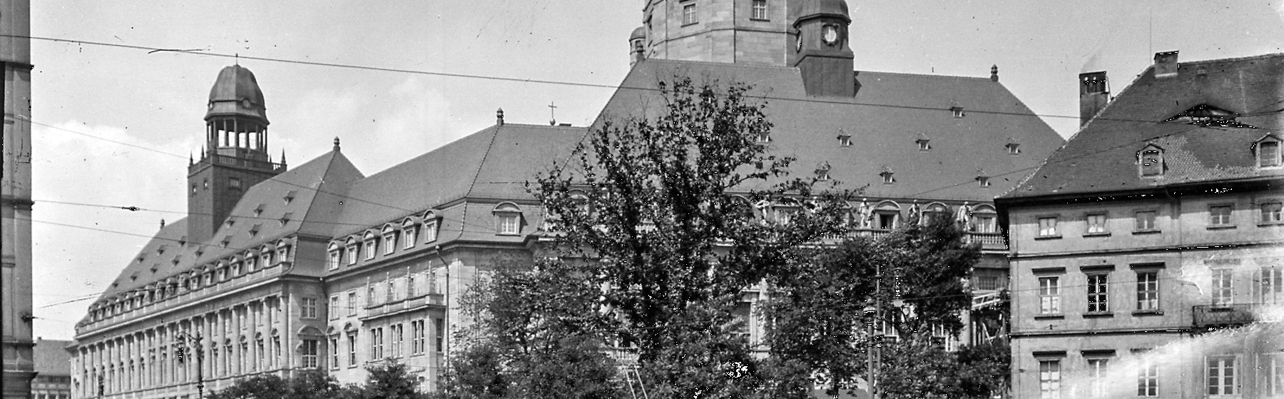 Neues Rathaus vom Georgplatz mit Straßenbahn