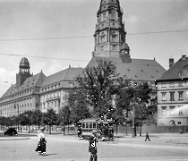 Neues Rathaus vom Georgplatz mit Stra&szlig;enbahn