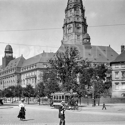 Neues Rathaus vom Georgplatz mit Straßenbahn